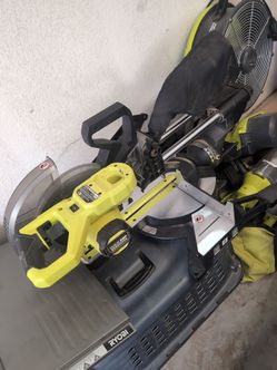 Sliding miter saw