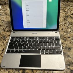iPad 10th. Generation With Keyboard 