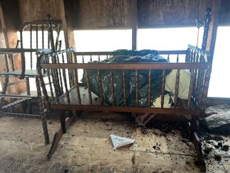 Wood swinging bassinet