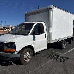 2010 Chevrolet 10ft Box With Lift
