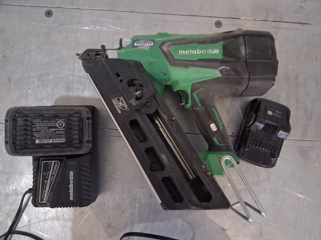 METABO NAIL GUN 2 BATTERIE AND CHARGER