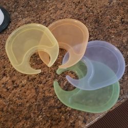 Tupperware snack tray for wine stem