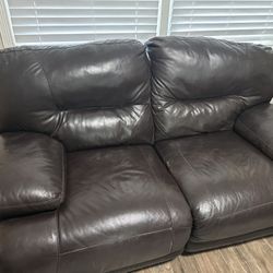 I’m Selling My Three Pieces Living Room Set