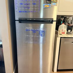 Whirlpool Flexible Storage Bin 17.6-cu ft Standard-Depth 28-in Wide Top-Freezer Refrigerator ( Monochromatic Stainless Steel ) 