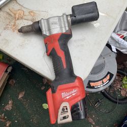 Milwaukee Rivet Gun With Battery And Charger 
