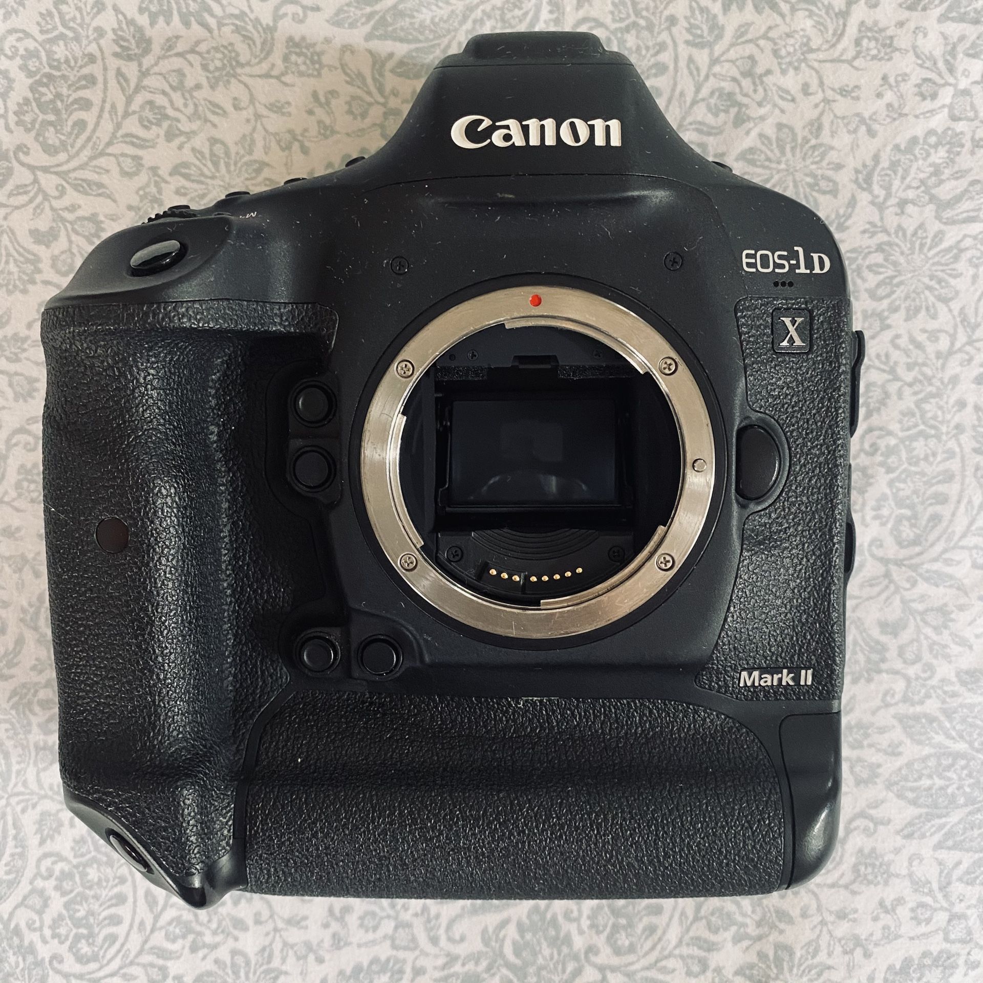 Canon 1DX MARK 2 with charger, CF card 64gb