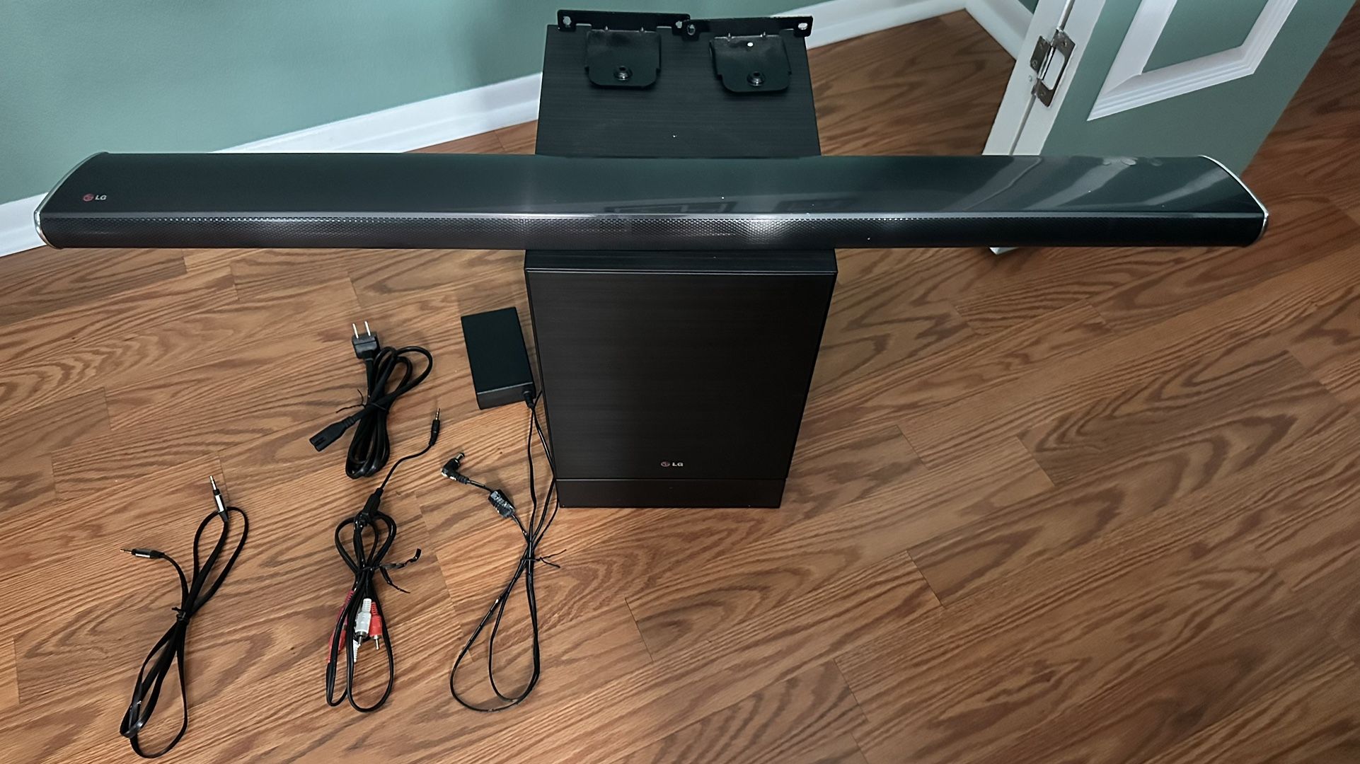 LG Soundbar with Remote (Woofer not tested)