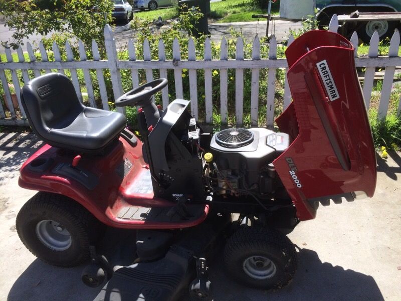 Craftsman dlt 2000 20hp riding lawn mower for Sale in San Jose, CA