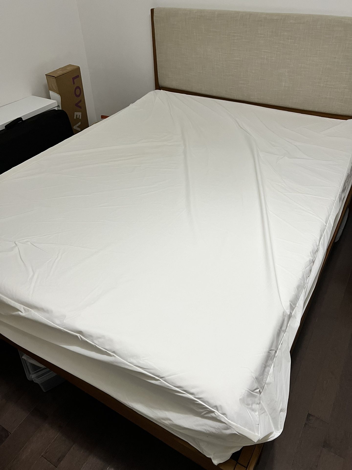 Tempurpedic Deluxe Queen Bed Mattress - Great Condition!