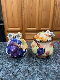 Vintage Purple Grape & Fruit Salt & Pepper.  Preowned new never used with tags.  The lighting in the picture is bad there are no white spots on the sh