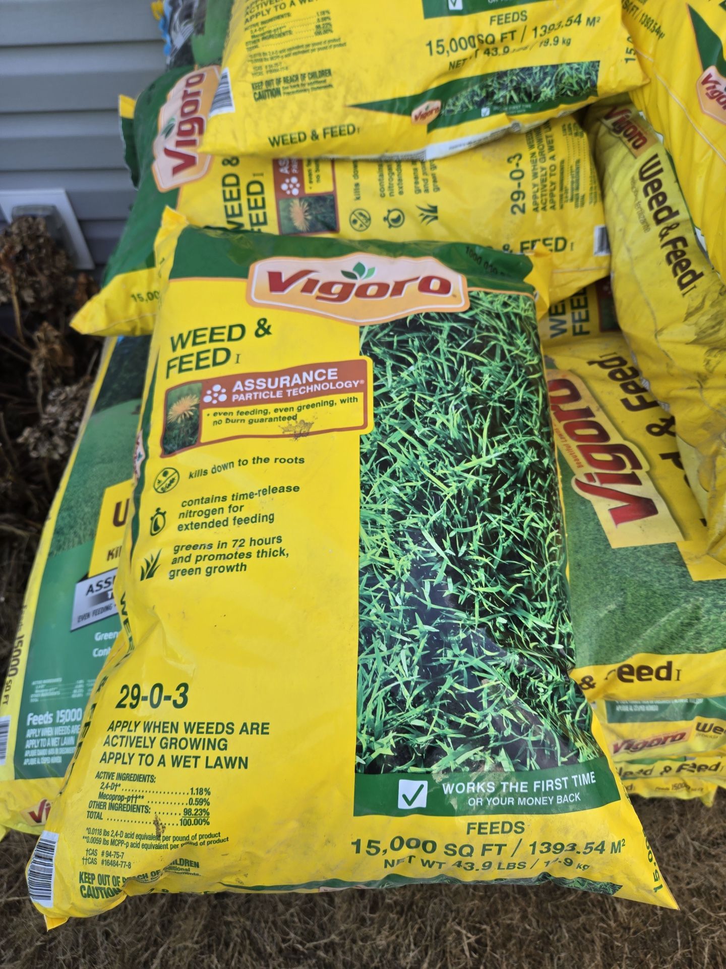 Vigoro 43.9 lbs. 15,000 sq. ft. Weed & Feed Weed Killer Plus Lawn Fertilizer