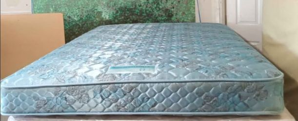 Queen Size Mattress (Colchón Queen Size)
