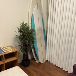 5’9 Like New Surfboard 