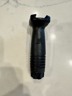 Knights Armament vertical foregrip KAC
