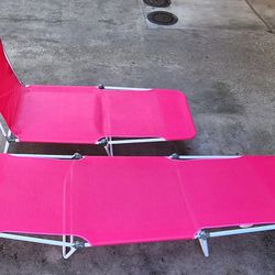 1 PINK FOLDING LOUNGE CHAIR, NEW