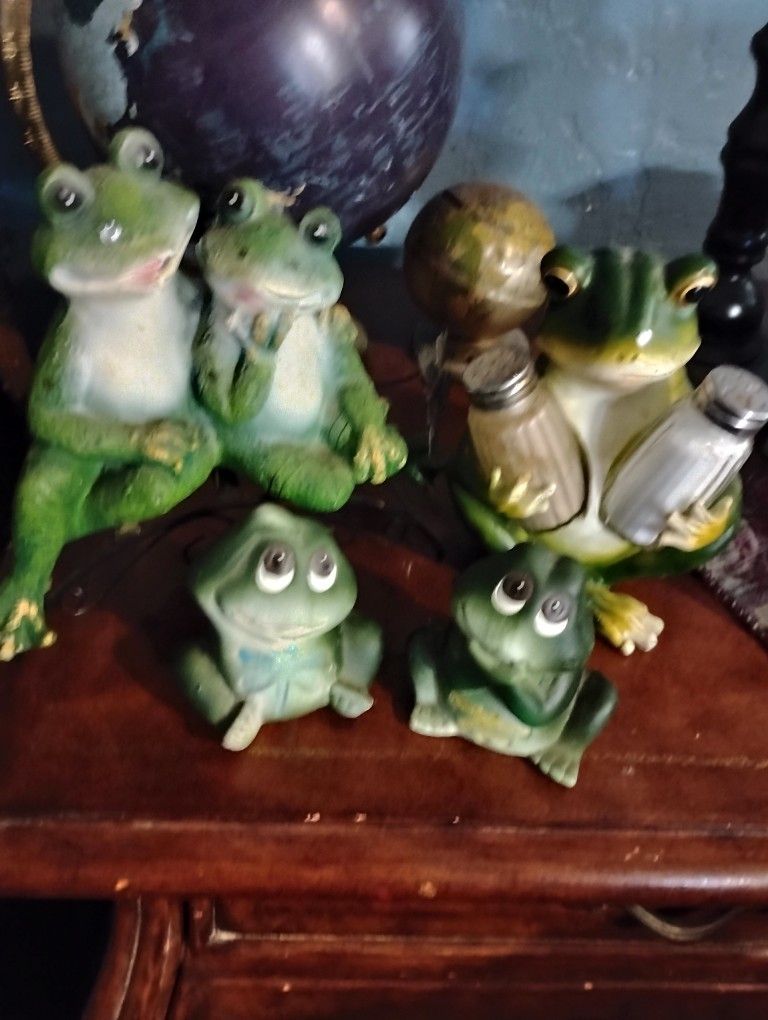 Adorable frogs  salt and pepper shaker