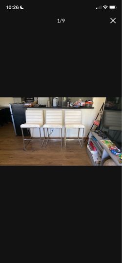 Diamond Sofa 🛋️ set a white leather barstool chairs