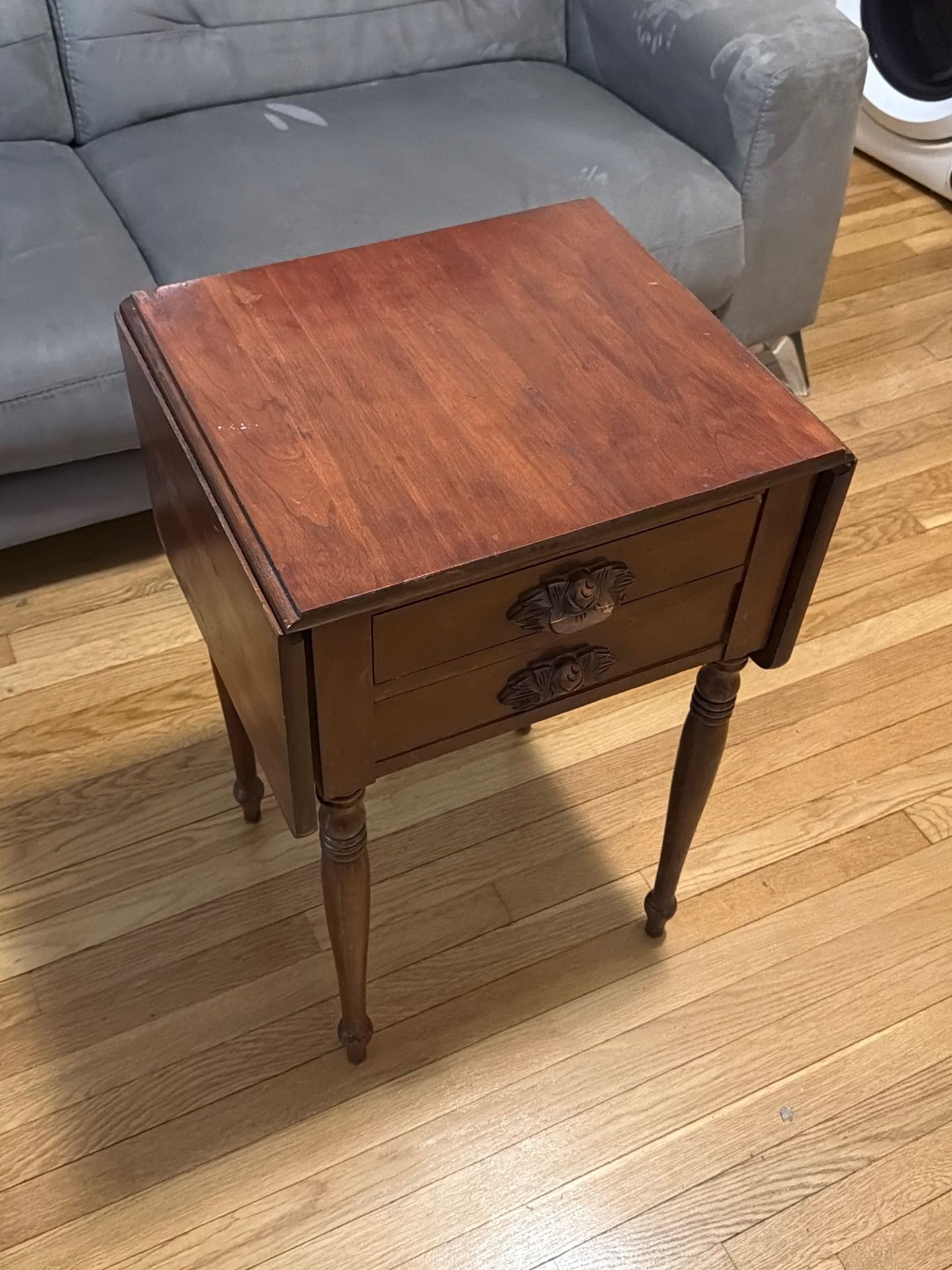 Vintage colonial revival end/lamp table