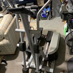 IRONMAN ADVENTURE ELLIPTICAL MACHINE 