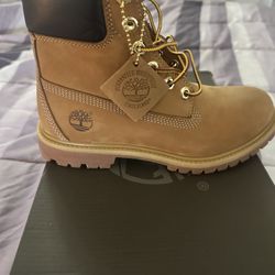 New Women’s Timbs 