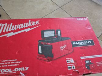 Milwakee light/charger M18