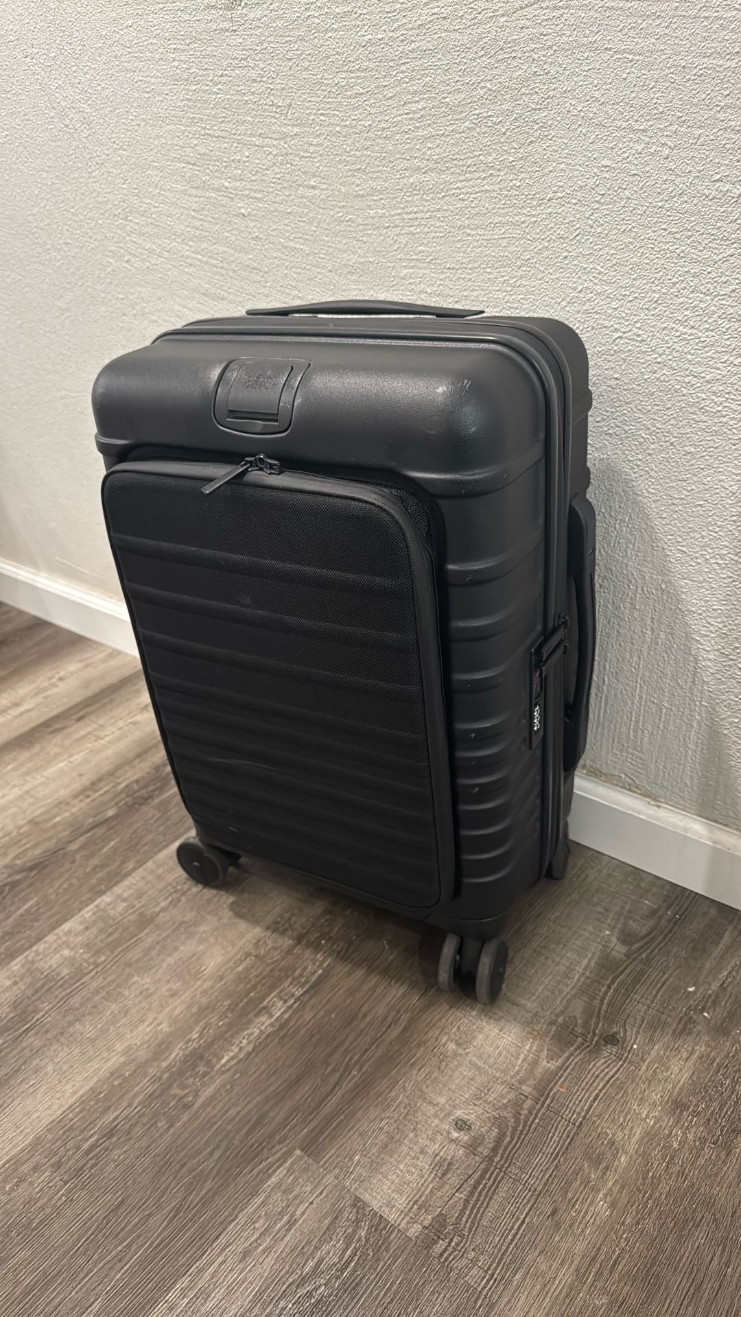 Beis THE FRONT POCKET CARRY-ON ROLLER IN BLACK