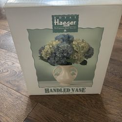 Vintage ROYAL HAEGER handled vase 10 inches white hydrangea vase #homeaccessories #vase #royalhaeger #vintage #cottagecore cottage contemporary beauti