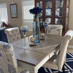 5 Piece Dining Table. 