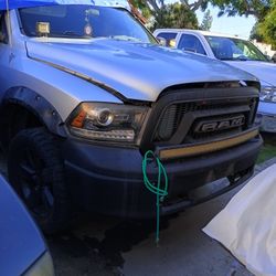 BENDO BONITA TROCA DODGE.  RAW. 2011.  CON PLACAS. CORRINTE. NOMAS TRASMISION NO SIERVE ME BOY MEXI GUIERO ENVERYIR