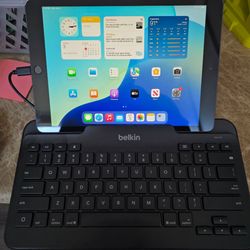 Apple ipad 8th gen 32gb wifi with new Belkin keyboard excellent condition send me offers!
