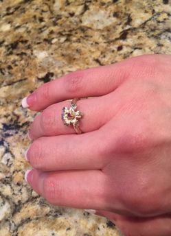 Vintage gold flower ring w/small ruby