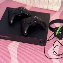 Xbox One X (1TB) + 2 Controllers + Headset – Great Condition