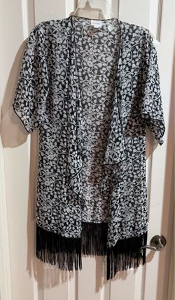 LuLaRoe Shirley Kimono Size S Black White Floral Fringe Cardigan
