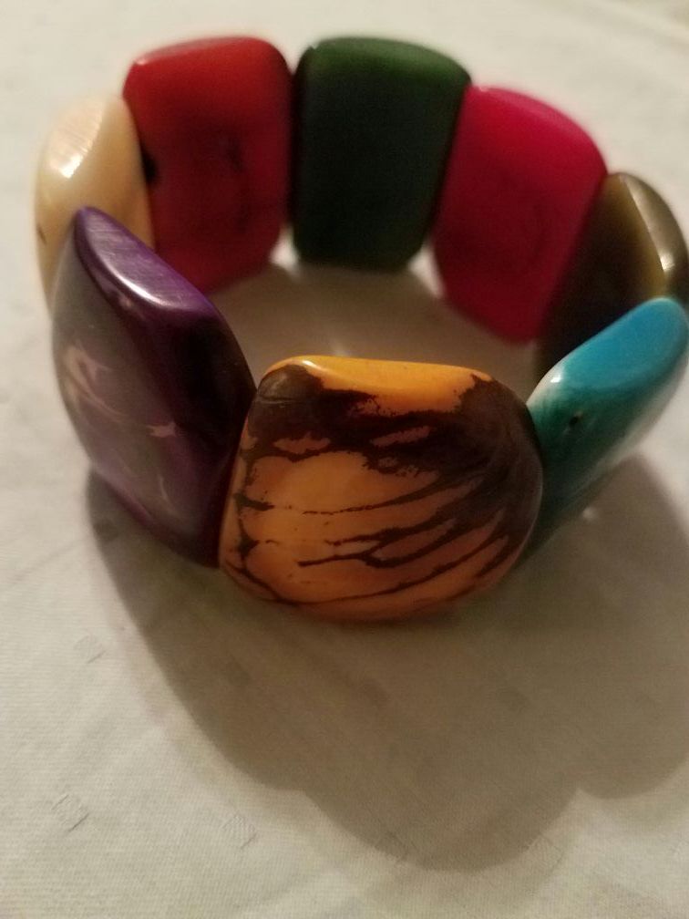 1 Bracelet. Tagua jewelry. Many other available.
