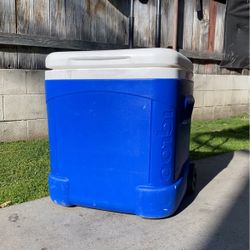 IGLOO ICE CUBE 60qt COOLER FOR SALE!