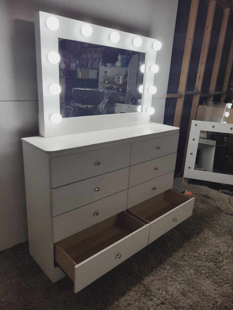 Dresser With Mirror And Bulbs