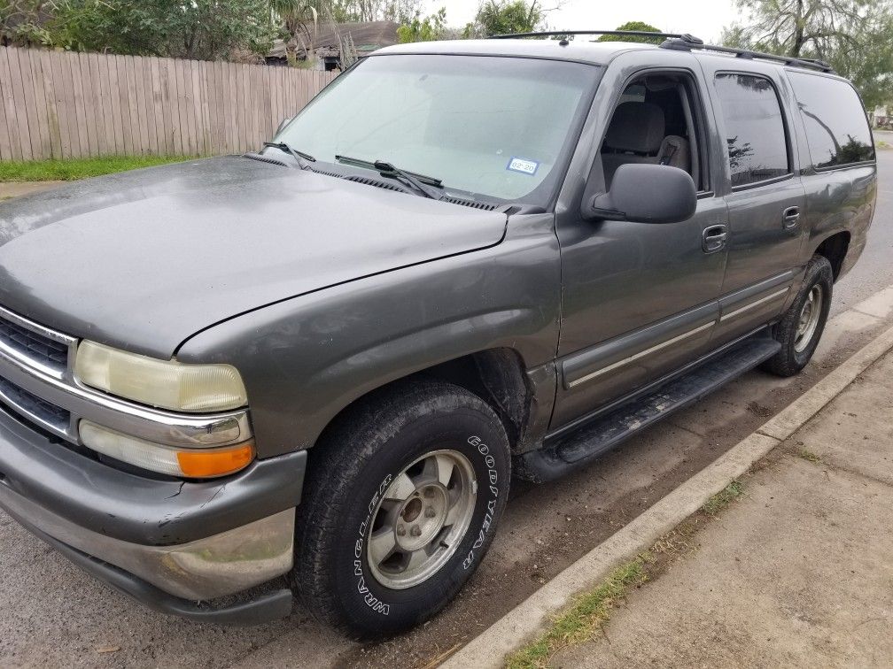 2000 CHEVROLET  SUBURBAN TAHOE SILVERADO Parts..only 5.3L V8 Running Still .. For PARTS  2000