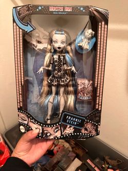 Monster High 12.75" Reel Drama Doll with Posters, Frankie Stein in Black and White