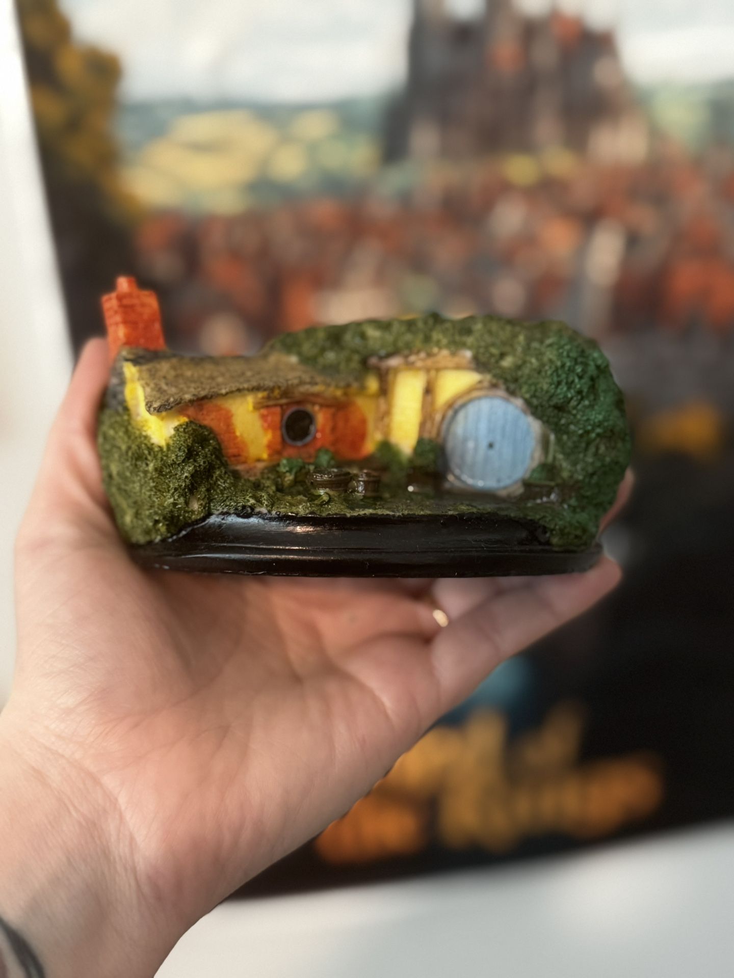 The Lord Of The Rings Hobbit Hole Figurine Book End, Statute, Bilbo Baggins