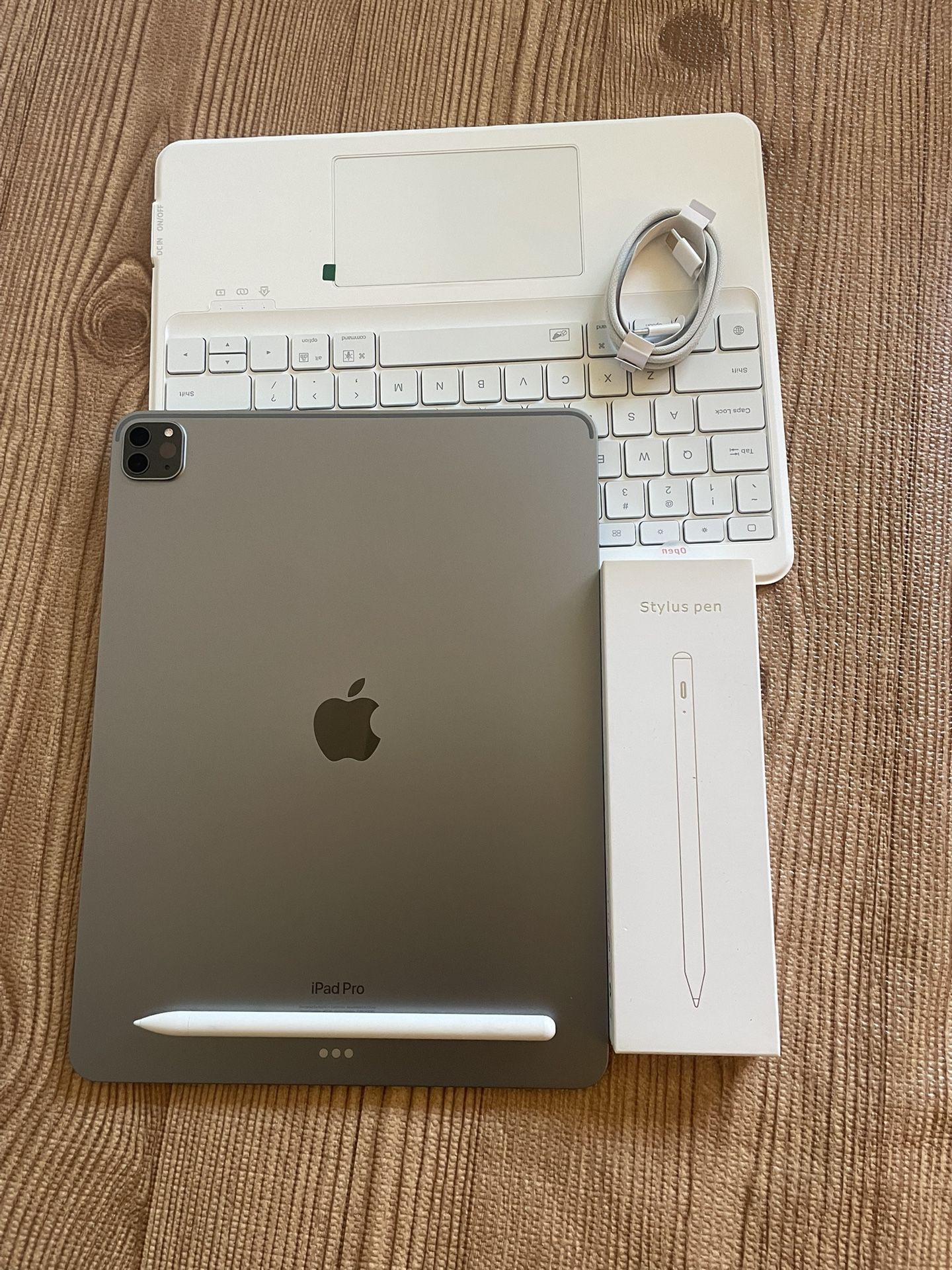 iPad Pro 12.9” (M2 chip / 2022 model) 6th Generation 128GB with keyboard case and stylus pen