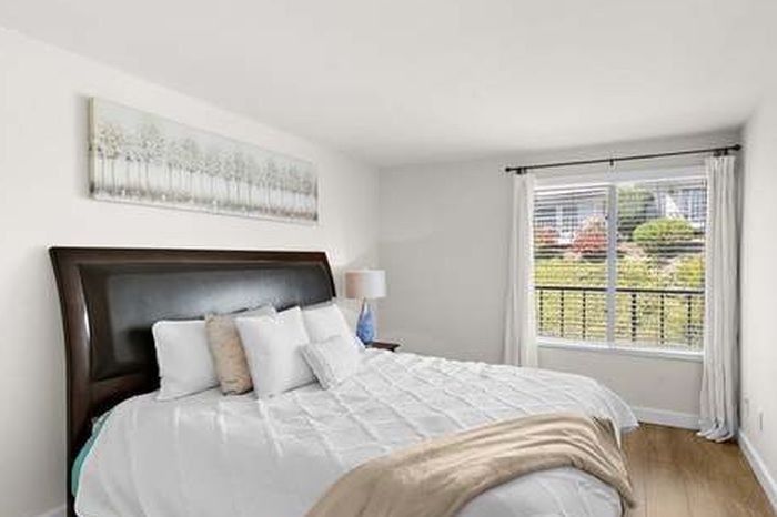 King size mattress with it is spring box