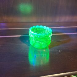 Salt dip uranium glass