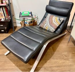 BoConcepts modern leather chaise lounge chair