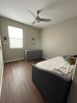 Daybed w/2 twin mattress & chest