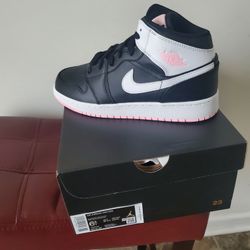 New Jordan 1's 5.5y,