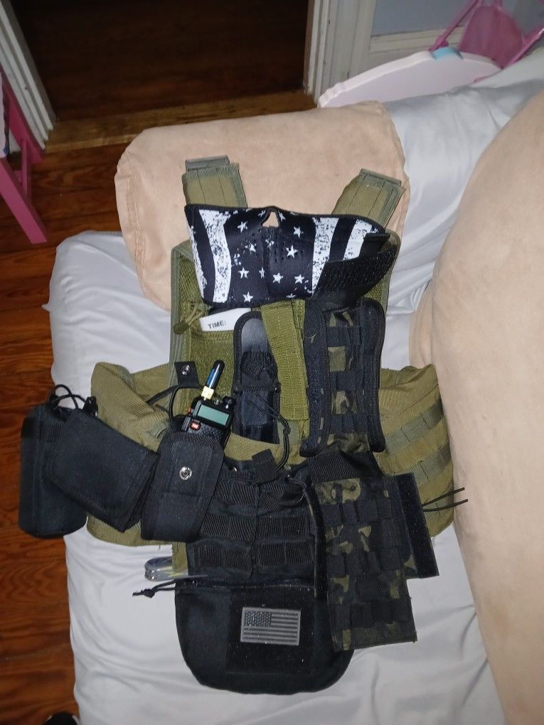 Plate Carrier With Quick Release Buckles Front And Back Ar500 Level3 Plates. Has Spot On The Side For 6x6 Or 6x8 If You Want Morehas Plates.