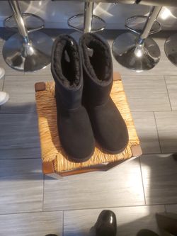 UGG BOOTS (SZ 12) BLACK