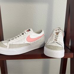 Adorable and like new Nike sneakers
