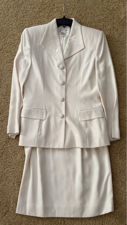Women’s offwhite Skirt Suit set size 8