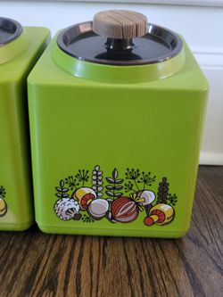 2 Vintage RUBBERMAID 1 G 16 Cup Containers CANISTERS STORAGE MUSHROOMS for  Sale in Cumming, GA - OfferUp